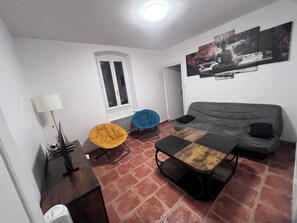Living area - An old house, formerly a gatekeeper's cottage, recently renovated at the start of a hiking trail (Donzy)