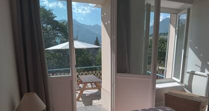 Apartment at the foot of the Pyrenees with a large terrace overlooking the mountains