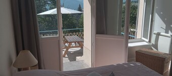 Apartment at the foot of the Pyrenees with a large terrace overlooking the mountains
