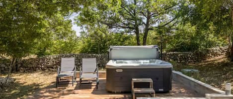 Outdoor spa tub