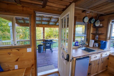 Romantic Private Cabin Getaway with Hot Tub and Scenic Views