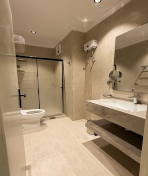 A modern bathroom with a toilet, shower, and sink. - Nuran Star Serviced Apartments An Nuzhah (Jeddah)