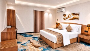 Una habitación de hotel moderna con una cama de madera, un escritorio y un gran ventanal con cortinas.