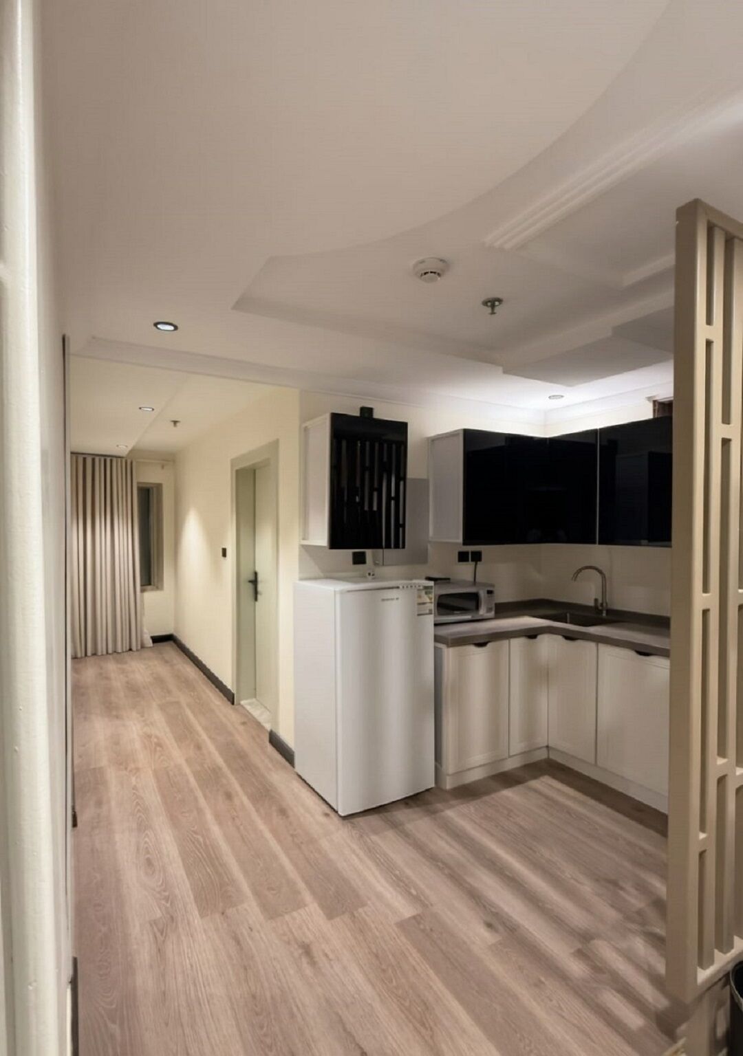 Microwave, oven, cookware/dishes/utensils