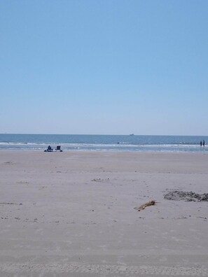 A wide beach with a clear sky. - 188 Twin Oaks newly back on rental program. Enjoy views of the Harbourtown Links Golf Course and sunsets over Calibouge Sound (Hilton Head Island)