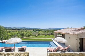 Una piscina al aire libre, una piscina climatizada