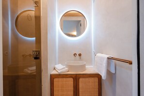 Shower, hair dryer, towels, soap - 5-bedroom villa, heated pool, pool house with outdoor kitchen, and views of the Luberon (Gordes)