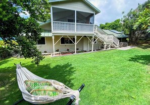 Terrace/patio - Private Kona Guest Suite — Ocean Views & Screened Lanai (Kailua Kona)