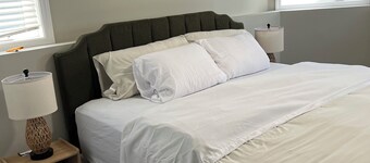 Cozy Modern Suite in Quiet Suburb, close to the Mall, Stores and Restaurants!