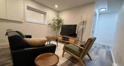 Cozy Modern Suite in Quiet Suburb, close to the Mall, Stores and Restaurants!