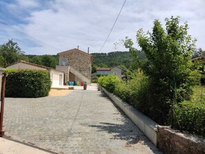 Property grounds - Mas de la Chataigneraie: Lavandin vacation rental with shared pool near Vallon-Pont-d'Arc (gagniere)