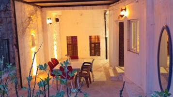 Studio Suite, City View | Outdoor dining