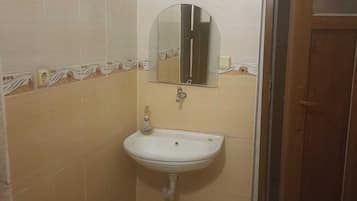 Studiosuite, byutsikt | Bad | Dusj, hårføner, håndklær og såpe