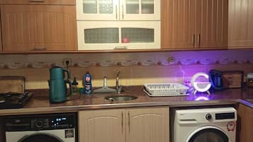 Studio Suite, City View | Private kitchen