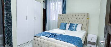 3 bedrooms, iron/ironing board, WiFi, bed sheets