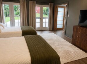 Tabla de planchar con plancha, wifi y ropa de cama 