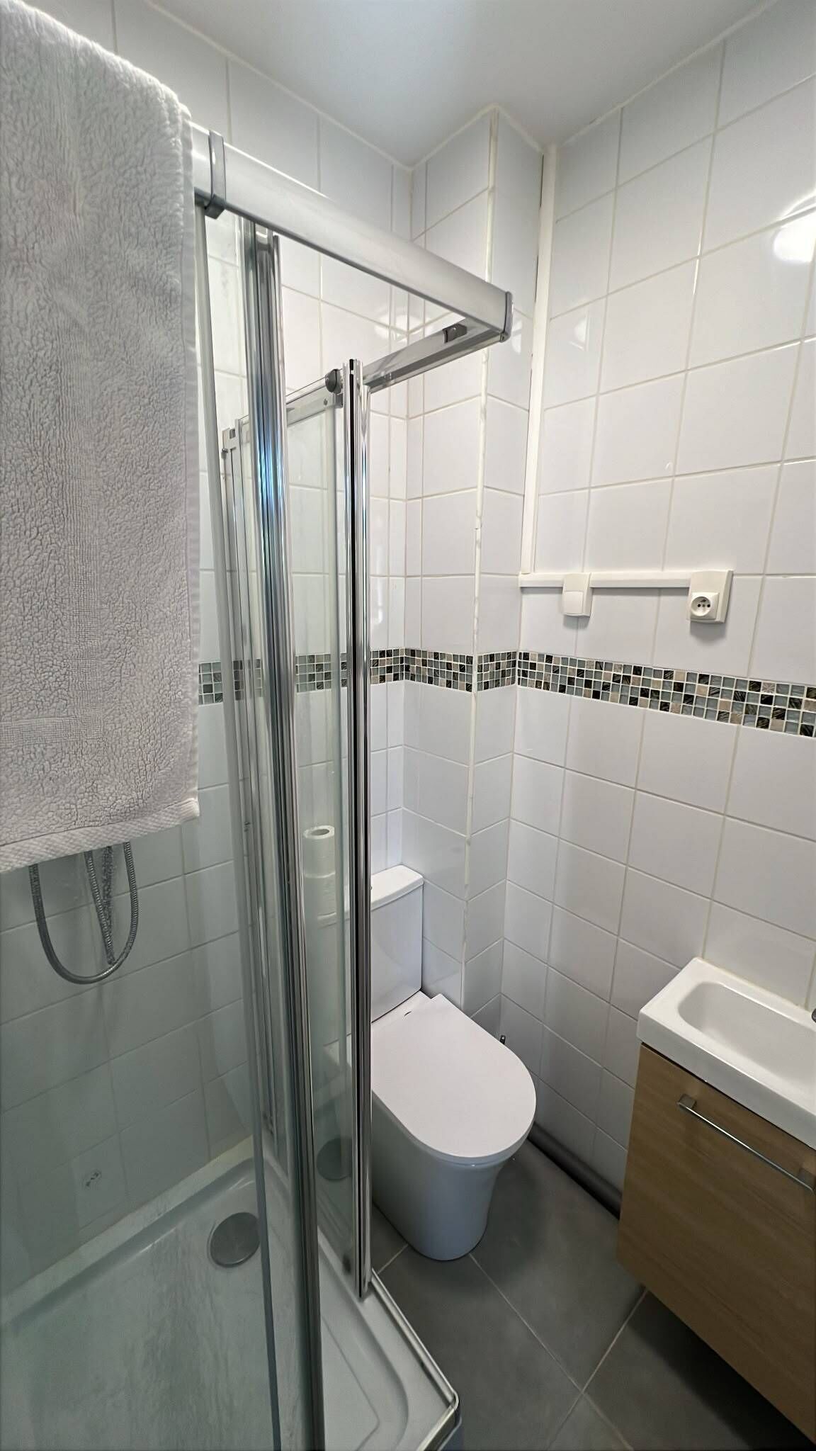 Sèche-cheveux, bidet, serviettes fournies, savon