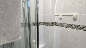 Sèche-cheveux, bidet, serviettes fournies, savon