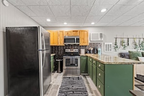 Geladeira, micro-ondas, fogão, cooktop