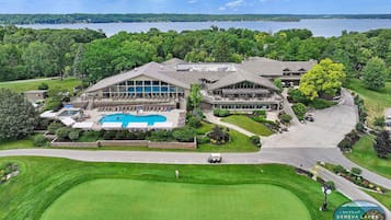 Ein großes Resort mit Schwimmbad, Golfplatz und Seeblick.