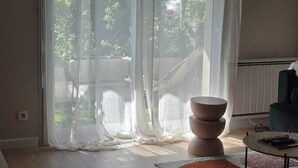 Huone, jossa on suuri liukuovi, pyöreä pöytä ja tuoli.