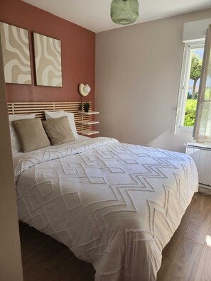 Ferros/tábuas de passar roupa, Wi-Fi de cortesia, roupa de cama