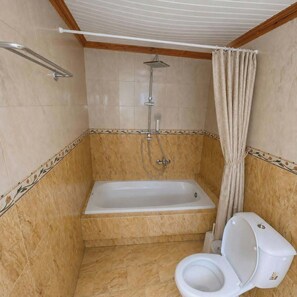 Sèche-cheveux, serviettes fournies, savon, papier toilette