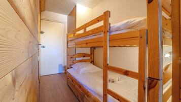 Appartement Confort, balcon, vue montagne | Espace de travail pour ordinateur portable, Wi-Fi gratuit, draps fournis
