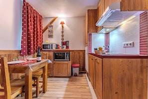 Comfort Studio, Mountain View | Private kitchen | Mini-fridge, microwave, oven, stovetop