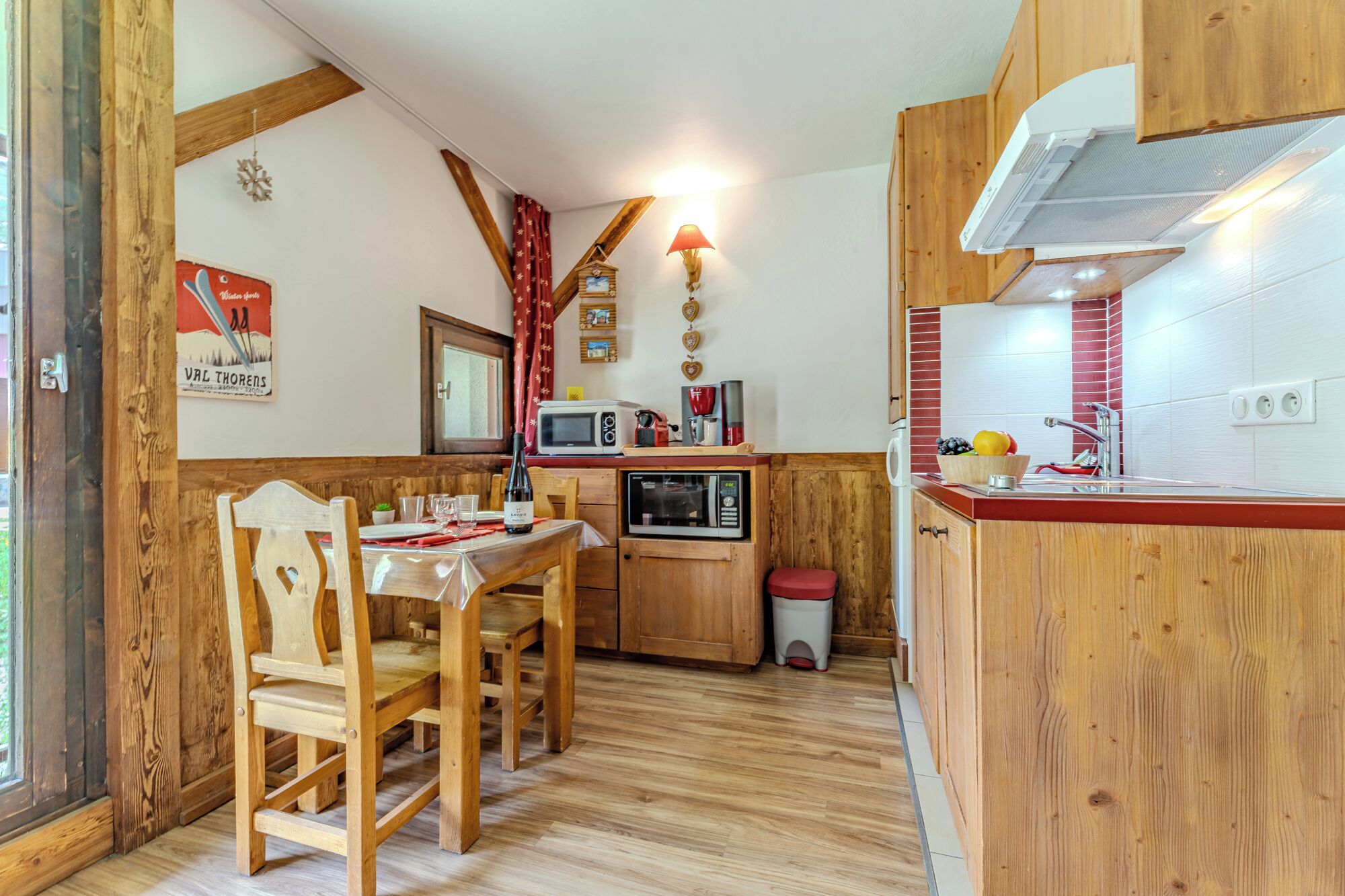 Studio Comfort, pemandangan gunung | Dapur pribadi | Lemari es kecil, microwave, oven, dan kompor