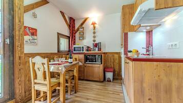Studio Comfort, pemandangan gunung | Dapur pribadi | Lemari es kecil, microwave, oven, dan kompor