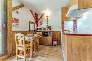 Comfort Studio, Mountain View | Private kitchen | Mini-fridge, microwave, oven, stovetop - La Roche Blanche Val Thorens (Les Belleville)