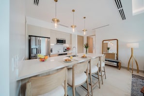 Condo, 1 Katil Raja (King), Kitchen, Mountain View (Studio La Costa) | Dapur peribadi | Meja makan 
