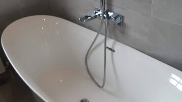 Doccia, asciugacapelli, asciugamani, sapone