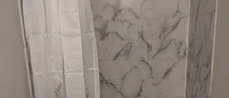 Deluxe-lejlighed | Badeværelse | Håndklæder, Sæbe, Shampoo, Toiletpapir