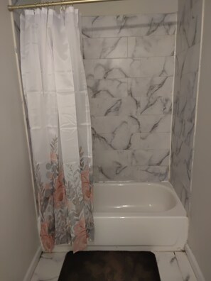 Deluxe-Apartment | Badezimmer | Handtücher, Seife, Shampoo, Toilettenpapier