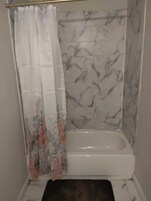 Deluxe Apartment | Bathroom | Towels, soap, shampoo, toilet paper