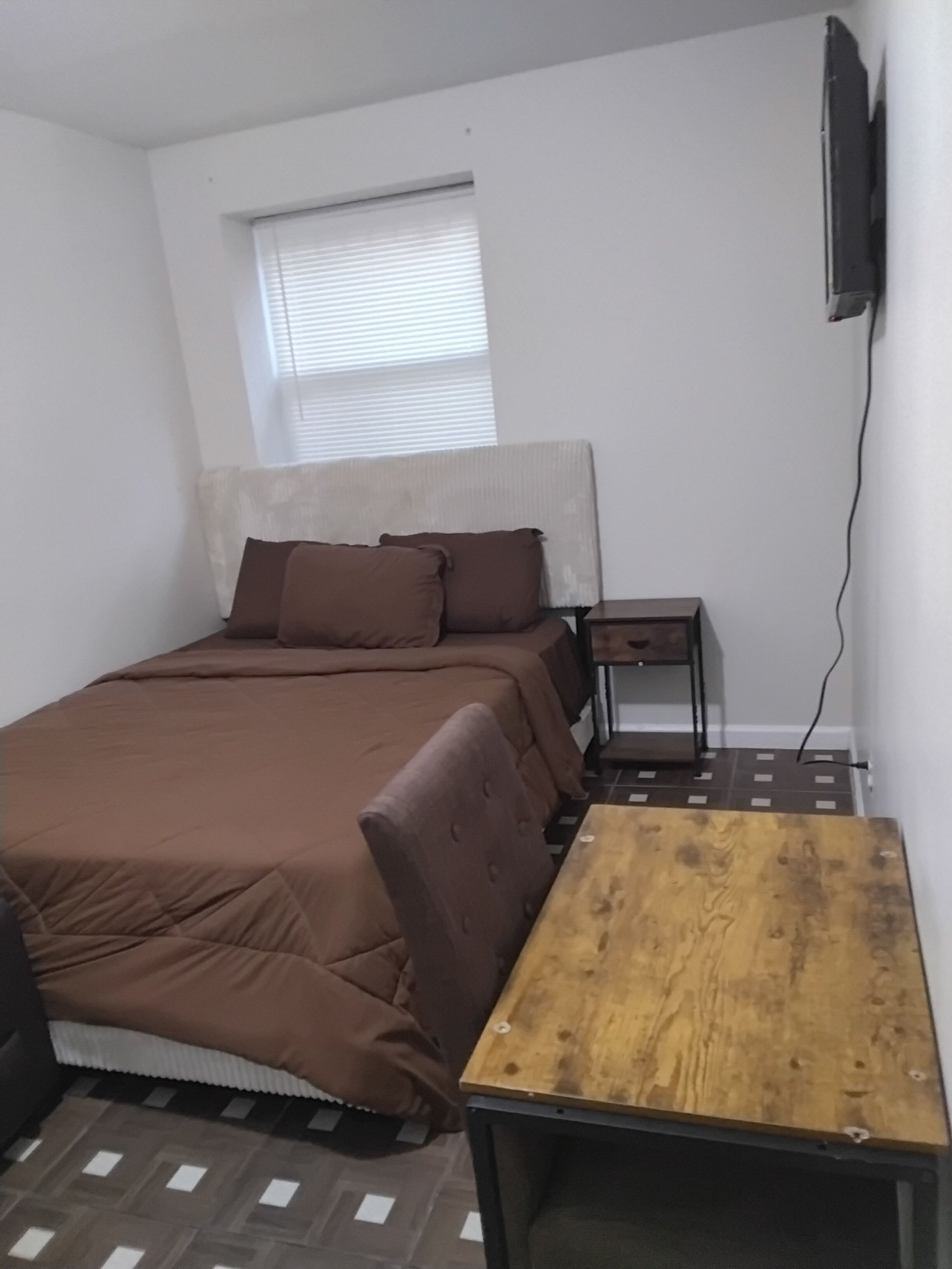 Desk, laptop workspace, iron/ironing board, free WiFi
