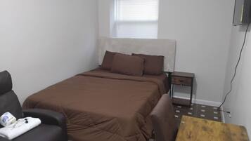 Desk, laptop workspace, iron/ironing board, free WiFi