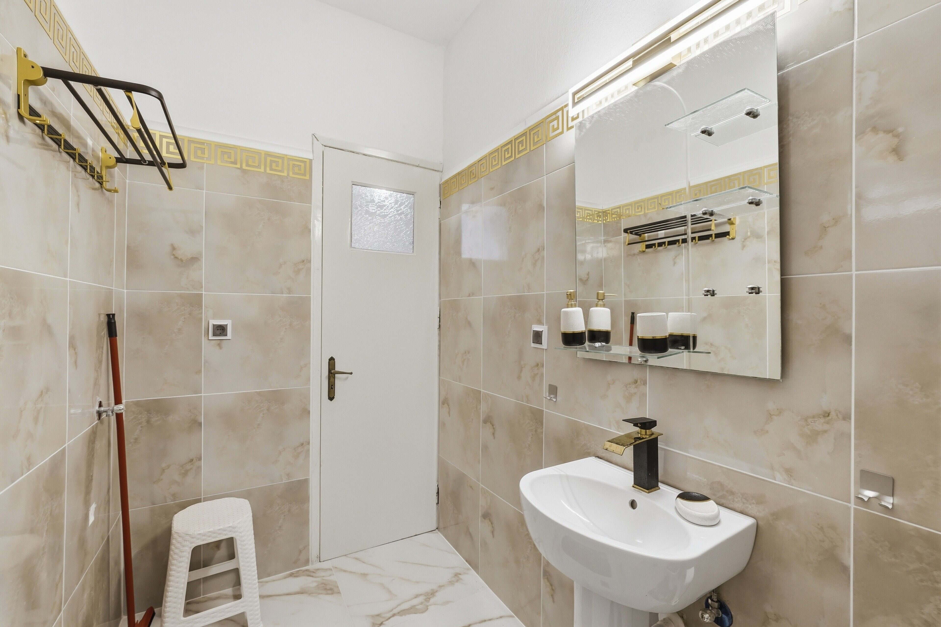 Een douche, een haardroger, handdoeken
