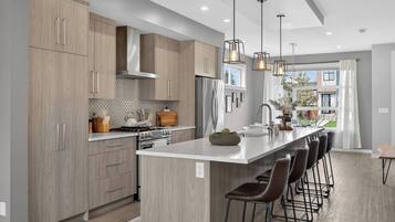 Fridge, microwave, stovetop, dishwasher