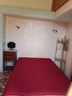 Room - Mas de la Chataigneraie: Lilas Vacation Rental with Shared Pool Near Vallon-Pont-d'Arc (gagniere)
