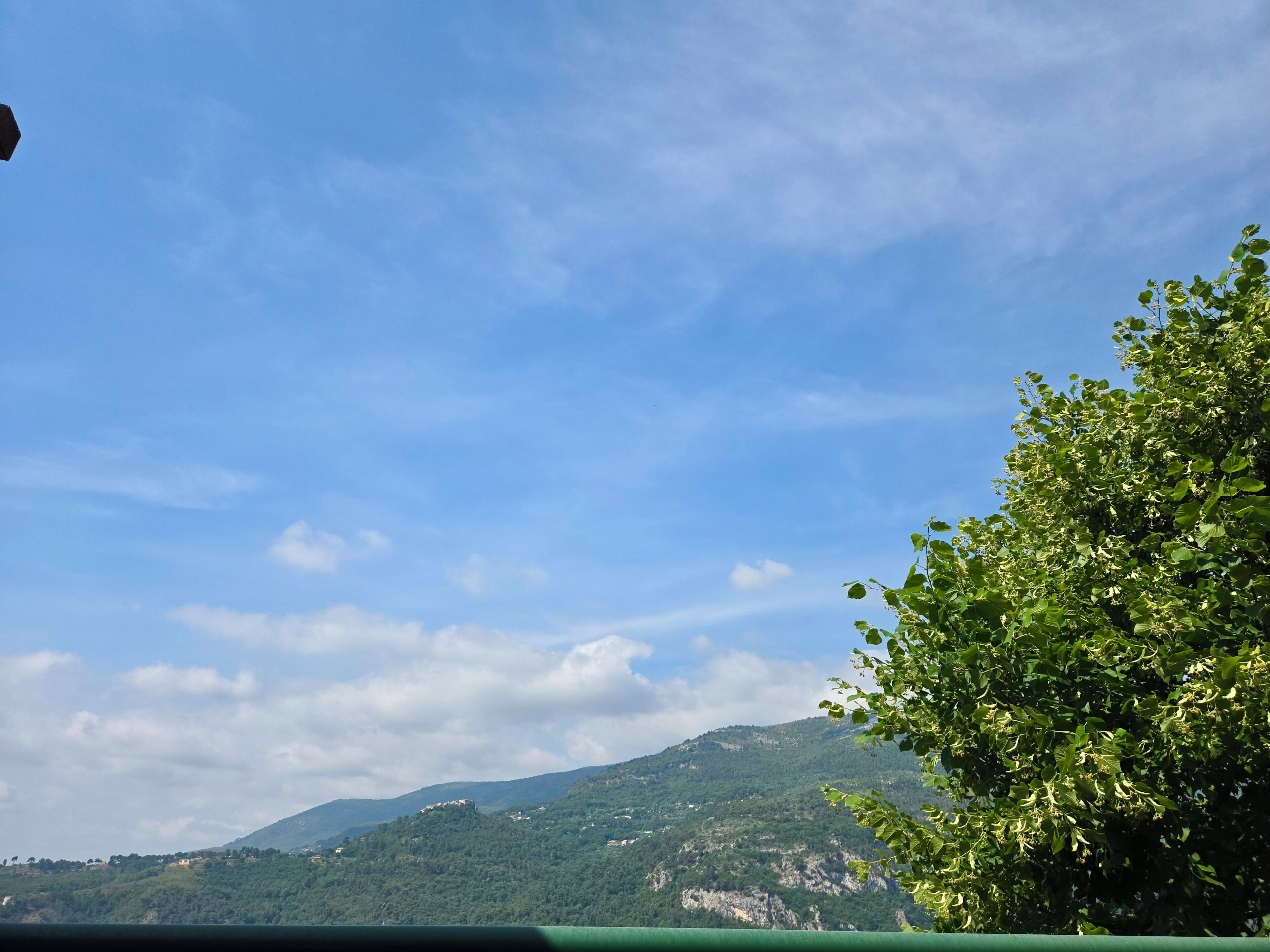 Paesaggio montuoso sotto un cielo sereno.