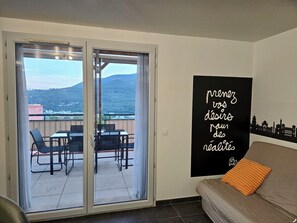 TV - A terrace and sunshine just outside Nice (Saint-Blaise)