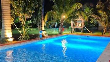 Una piscina al aire libre