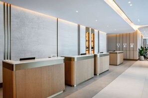 Una reception con tre banchi, un design moderno e un'estetica pulita e minimalista.