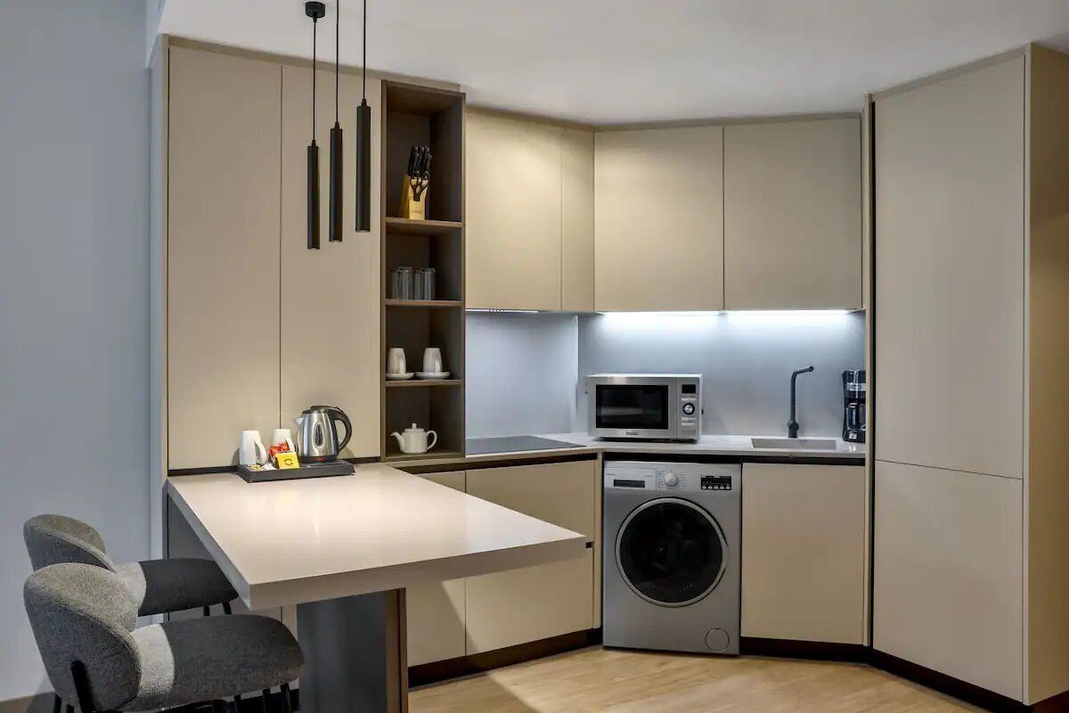 Kühlschrank, Mikrowelle, Herdplatte, Wasserkocher mit Kaffee-/Teezubehör