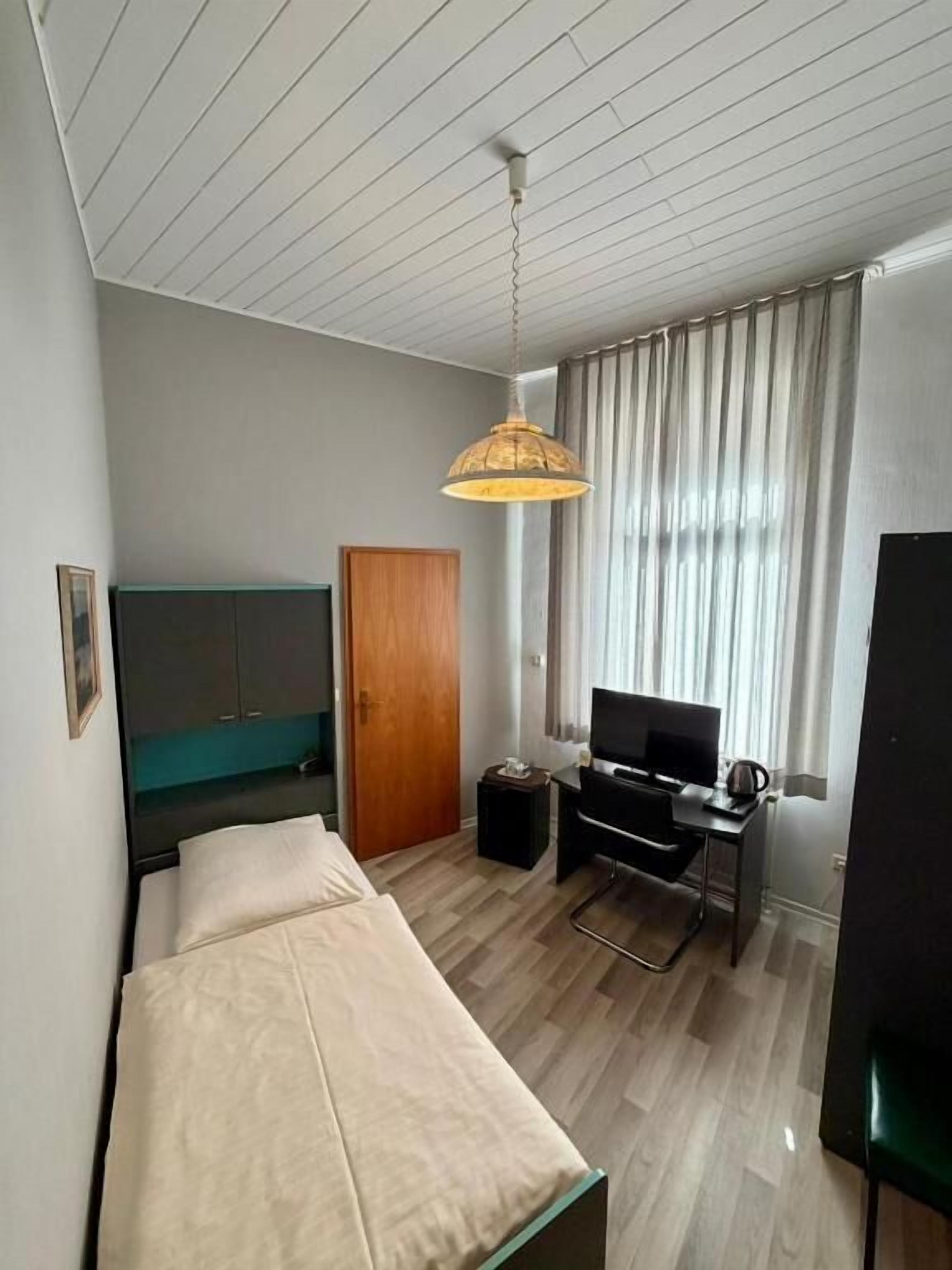 Single Room, Private Bathroom | Desk, laptop workspace, iron/ironing board, free WiFi