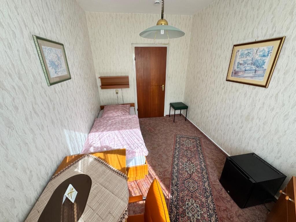 Single Room, Shared Bathroom | Desk, laptop workspace, iron/ironing board, free WiFi