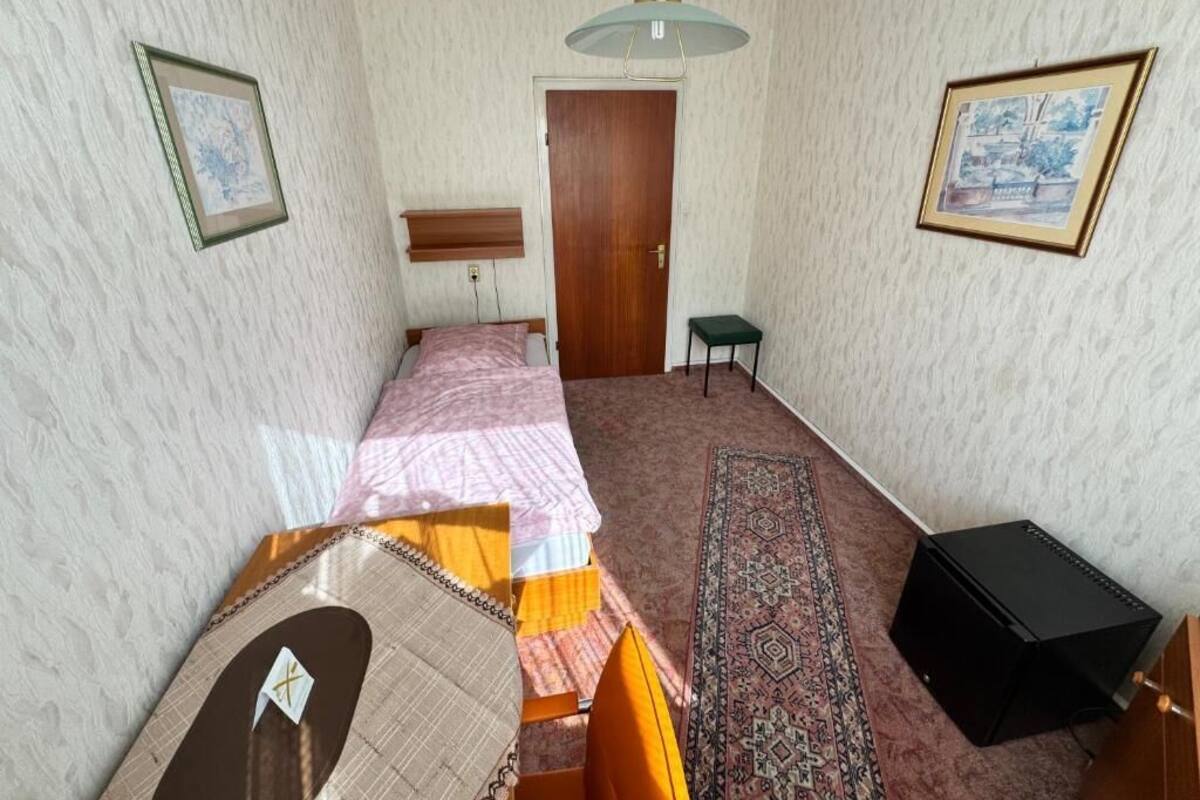 Single Room, Shared Bathroom | Desk, laptop workspace, iron/ironing board, free WiFi